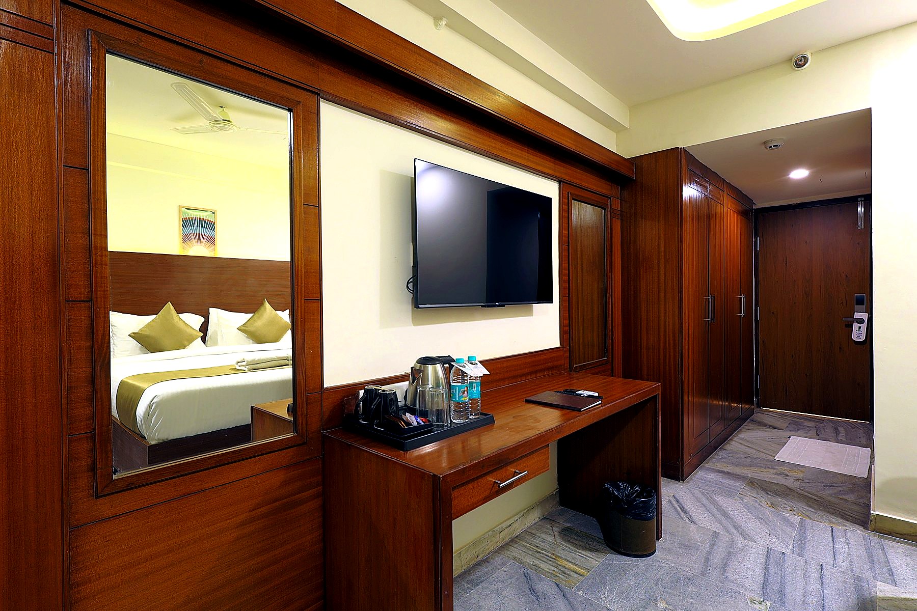 Executive King with mirrored wall and lounge chair