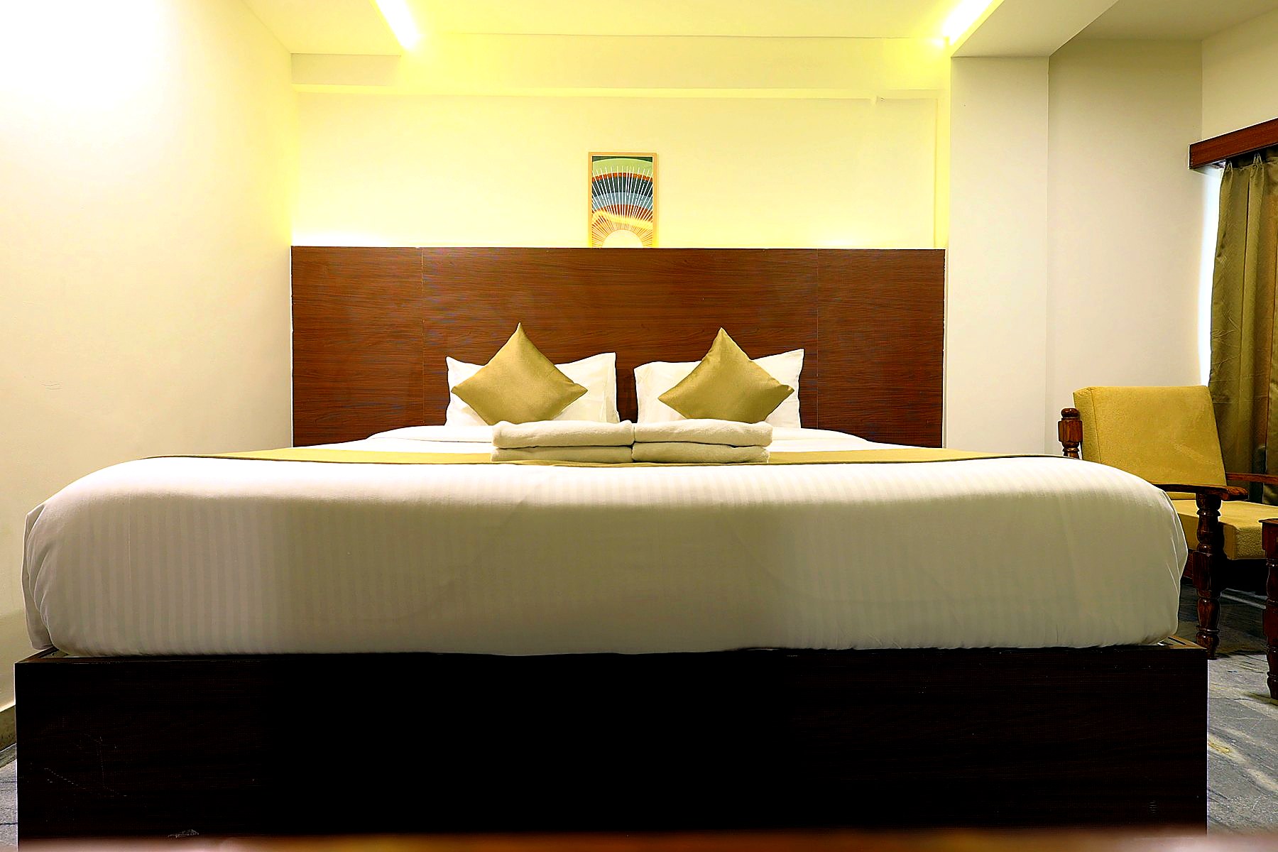 King-bed room with leather lounge accent