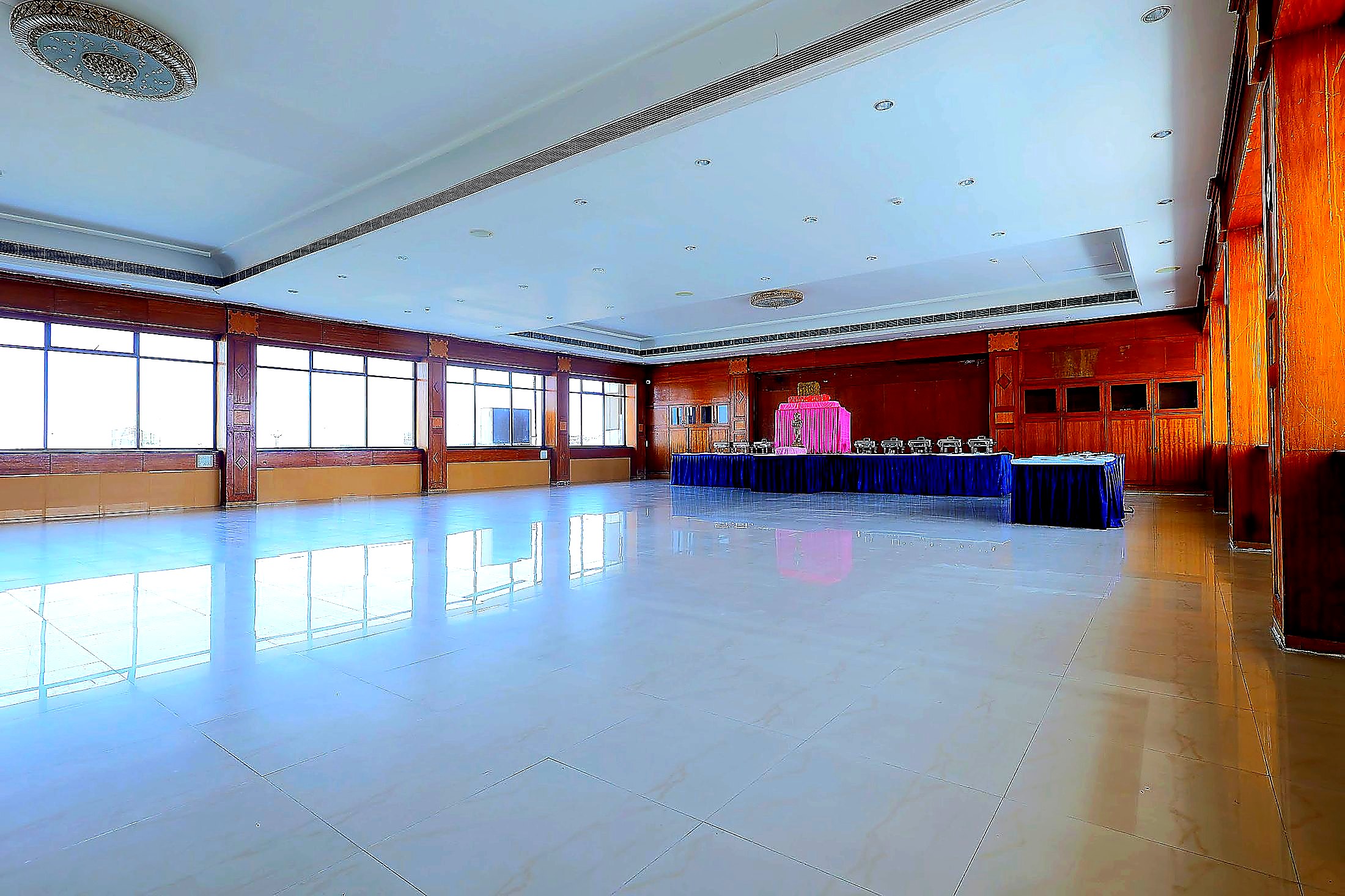 Pillarless banquet hall ready for event setup